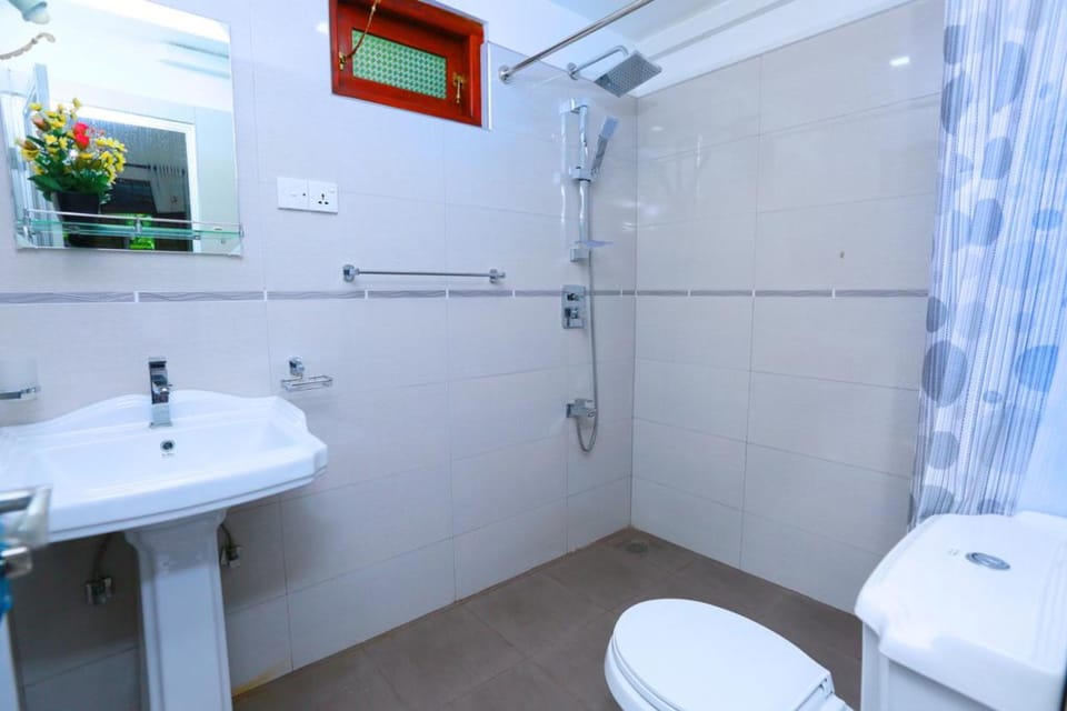 Combined shower/tub, rainfall showerhead, free toiletries, hair dryer