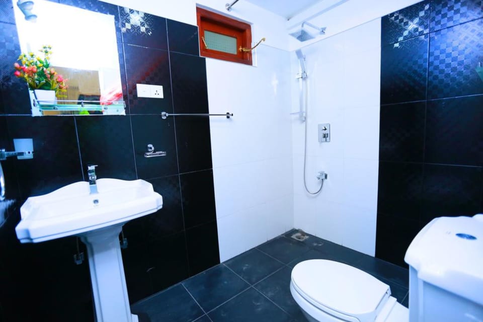 Gallery Room, 1 Double Bed, Non Smoking | Bathroom | Combined shower/tub, rainfall showerhead, free toiletries, hair dryer