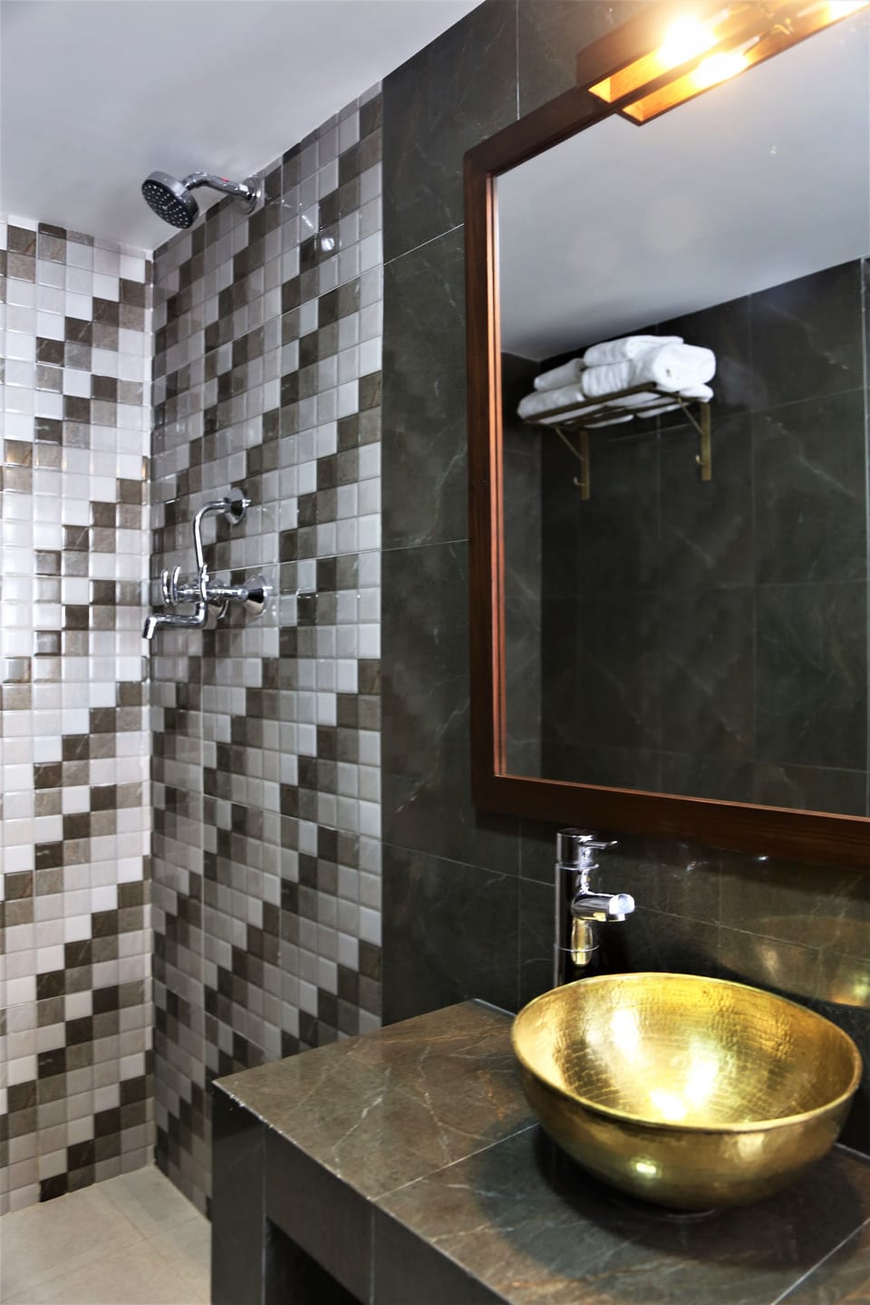 Standard Twin Room, 2 Twin Beds | Bathroom | Shower, rainfall showerhead, free toiletries, slippers