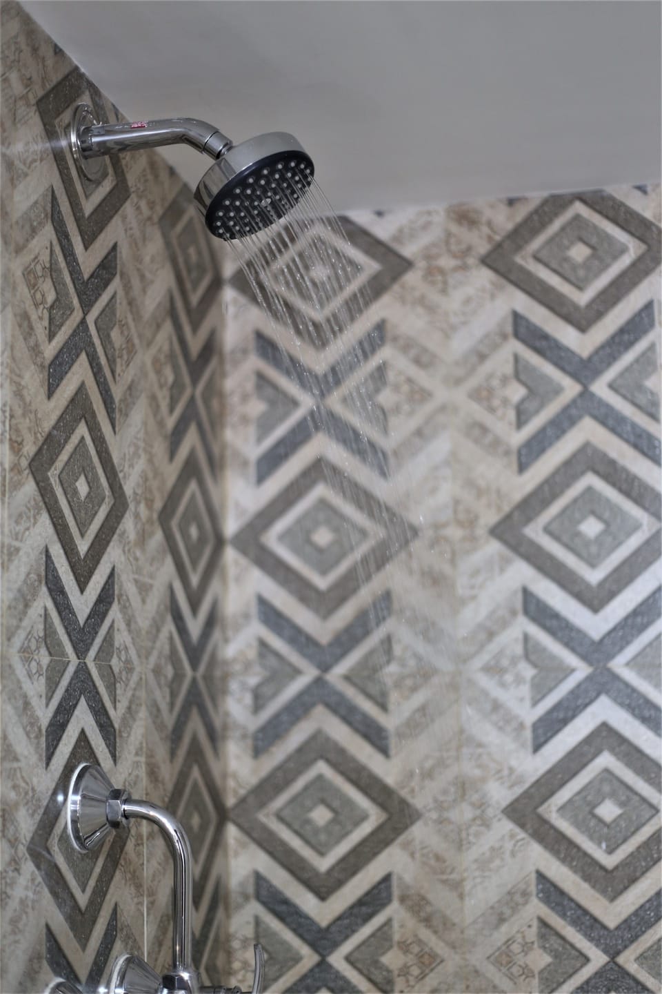 Standard Twin Room, 2 Twin Beds | Bathroom shower