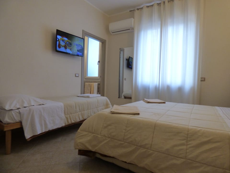 Double Room, 1 Queen Bed, Non Smoking | Free WiFi, bed sheets