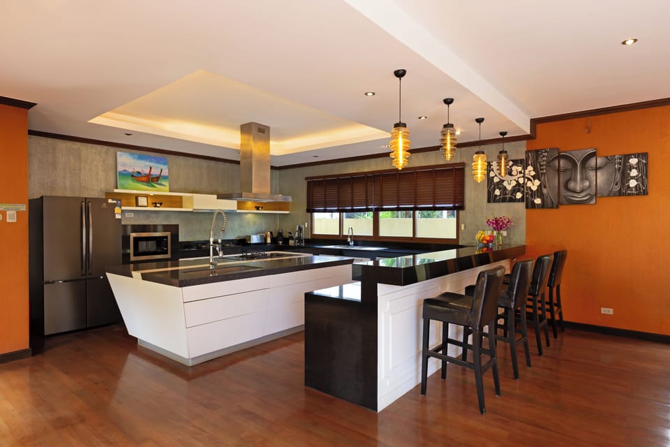 Full-size fridge, microwave, oven, stovetop