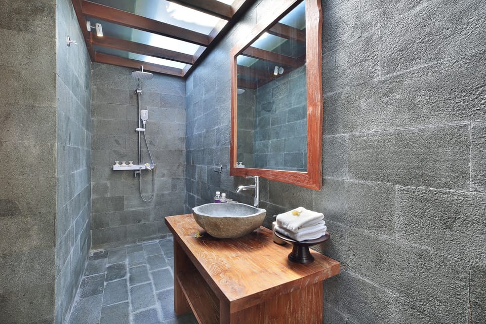 Room (Wooden) | Bathroom | Shower, free toiletries, bidet, towels
