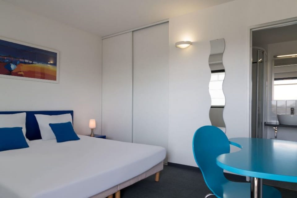 Standard Double Room | Desk, soundproofing, free cribs/infant beds, rollaway beds