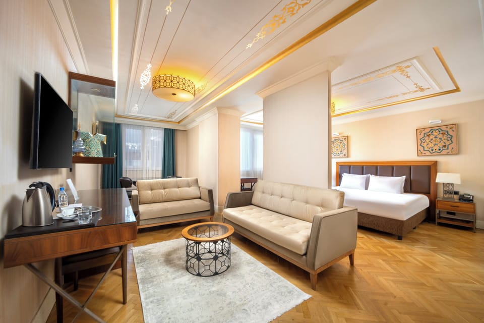 KING SUIT | Living area | 42-inch LED TV with satellite channels, TV