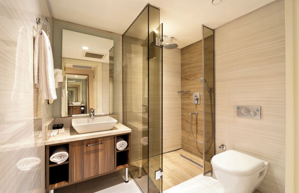  DELUXE ROOM | Bathroom | Shower, rainfall showerhead, hair dryer, bathrobes