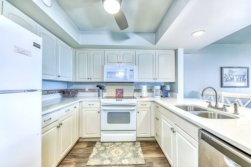Full kitchen with plenty of amenities