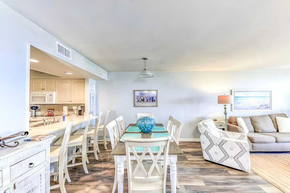 Dining area with snack bar