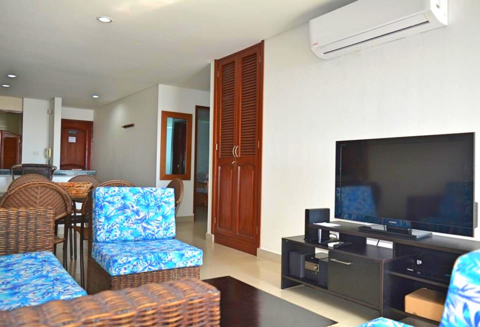 Junior Apartment, Multiple Beds, Non Smoking (001) | Living room | Flat-screen TV