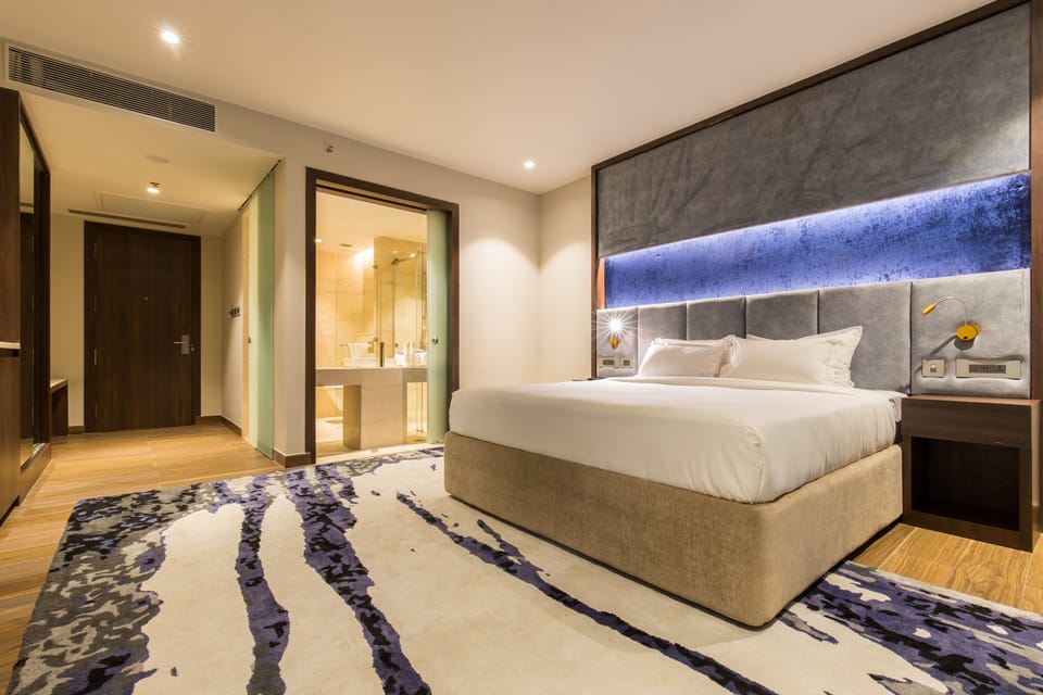 Business Room | 1 bedroom, in-room safe, individually decorated, individually furnished