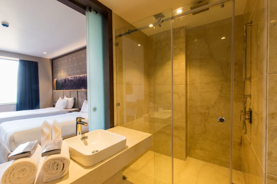 Deluxe Double Room, 1 King Bed, Non Smoking | Bathroom | Shower, slippers, towels