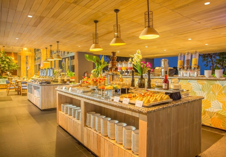 2 restaurants; breakfast, lunch, and dinner served