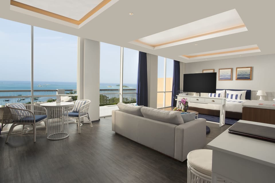 Junior Suite | Minibar, in-room safe, desk, WiFi (free)
