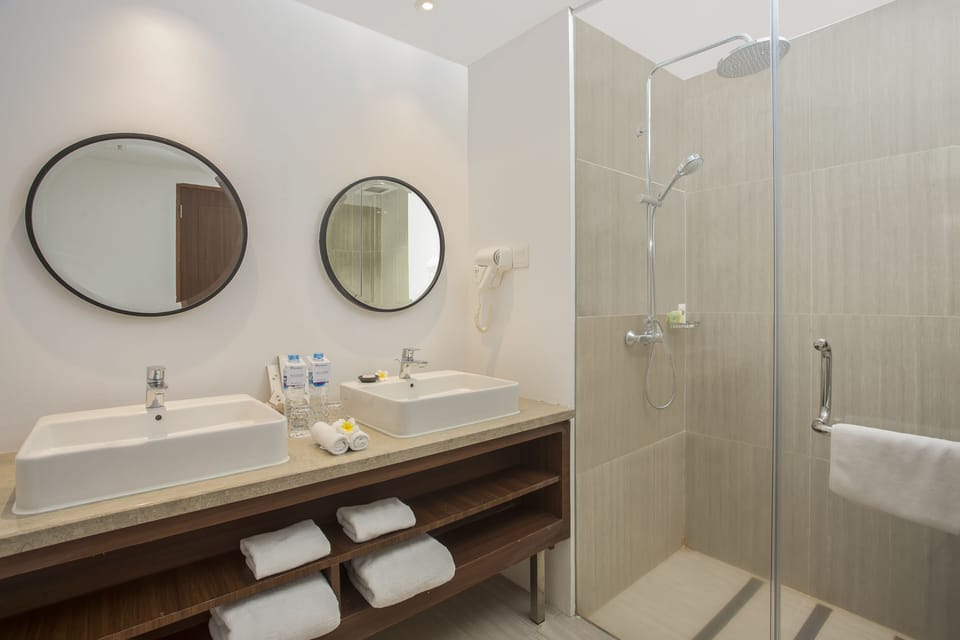 Grand Deluxe Twin | Bathroom | Shower, free toiletries, hair dryer, slippers