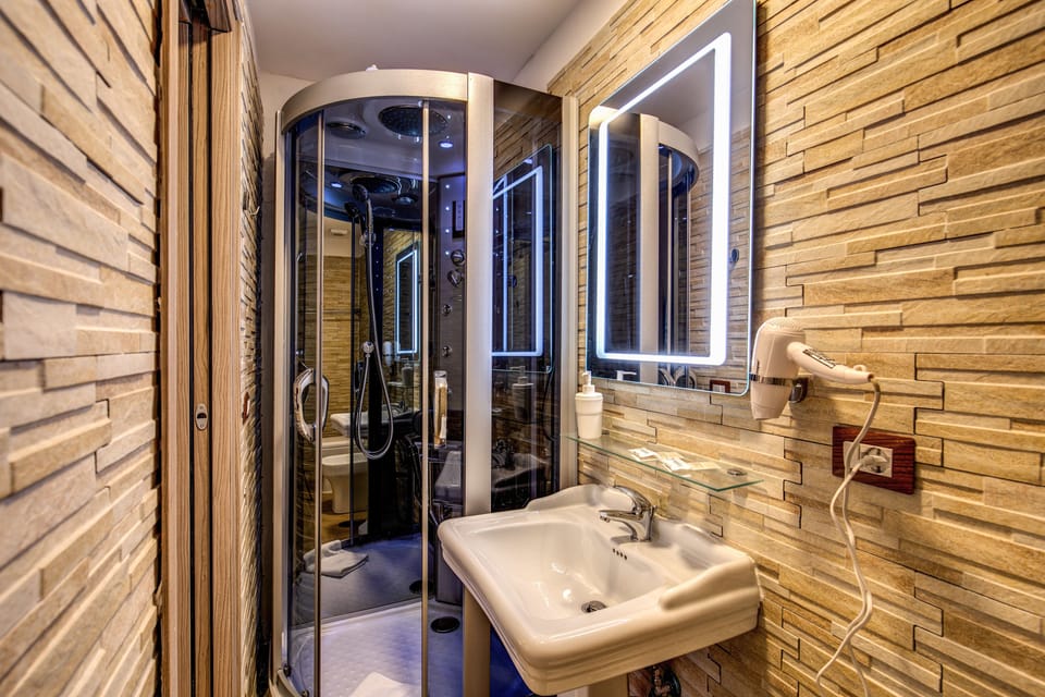 Deluxe Suite, Hot Tub | Bathroom | Deep soaking tub, rainfall showerhead, free toiletries, hair dryer