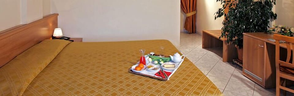 Minibar, free WiFi, bed sheets