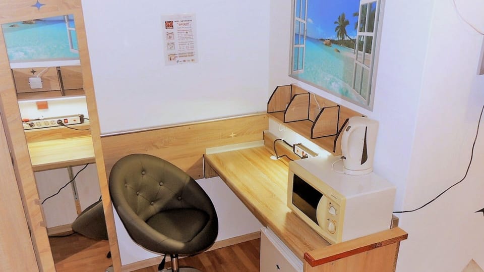 Standard Twin Room, Refrigerator & Microwave | Living area | 32-inch flat-screen TV with cable channels, TV, table tennis