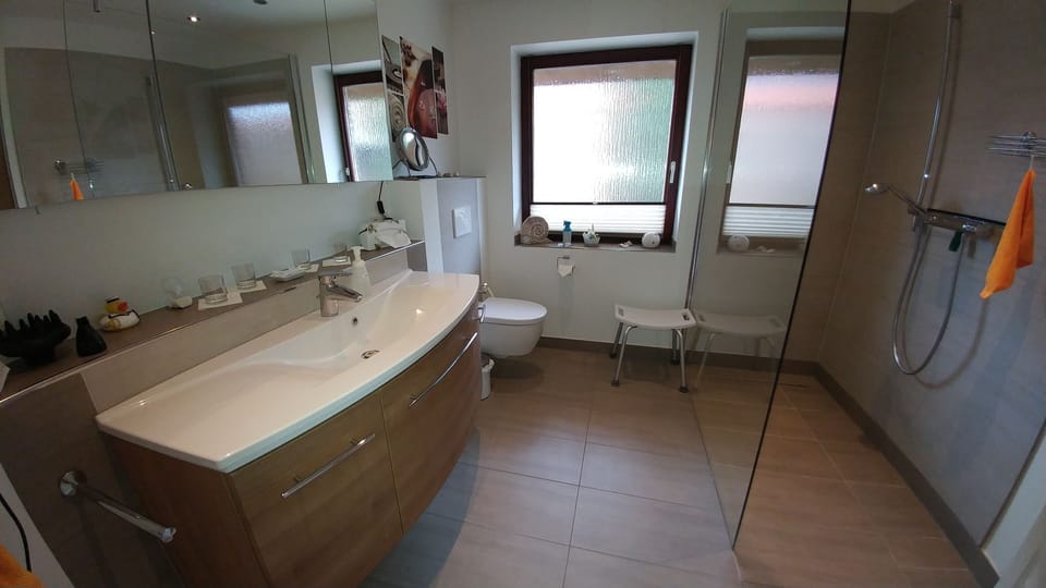 Apartment, 2 Bedrooms, Non Smoking | Bathroom | Shower, free toiletries, hair dryer, slippers