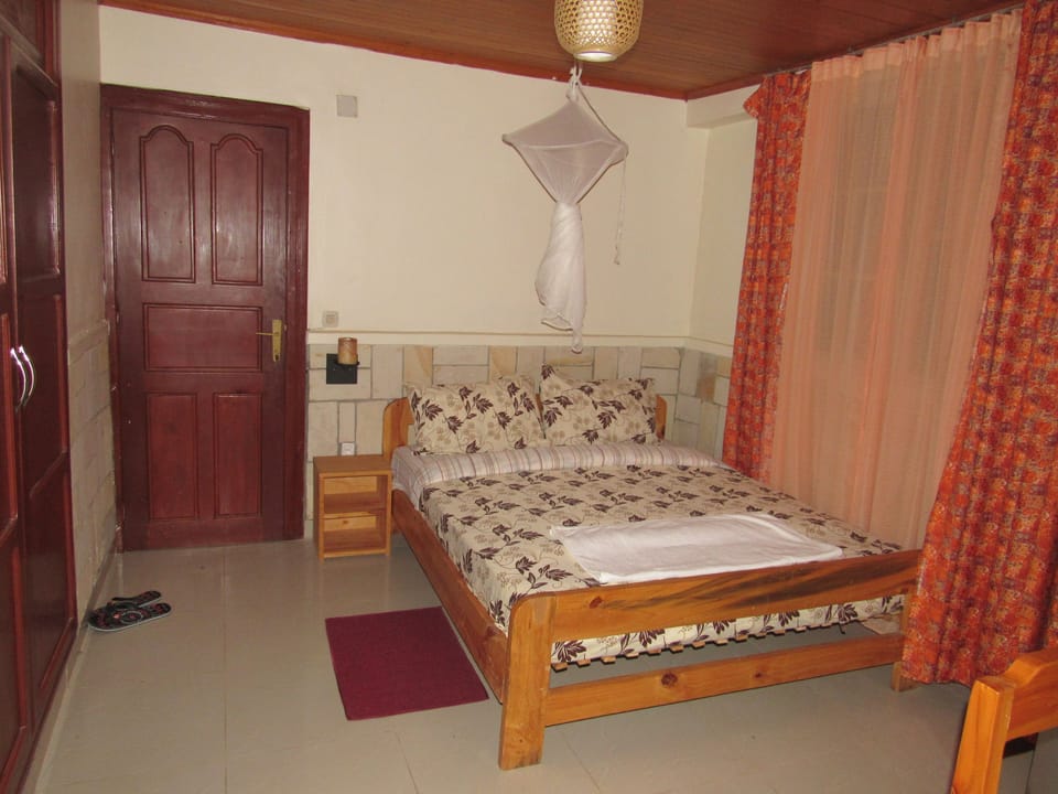 Deluxe Double Room, Garden View | Desk, iron/ironing board (on request), WiFi (free)