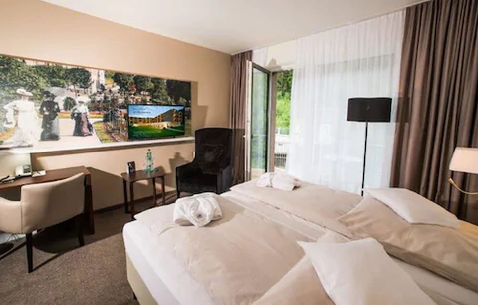 Superior Double Room | Minibar, in-room safe, desk, blackout drapes