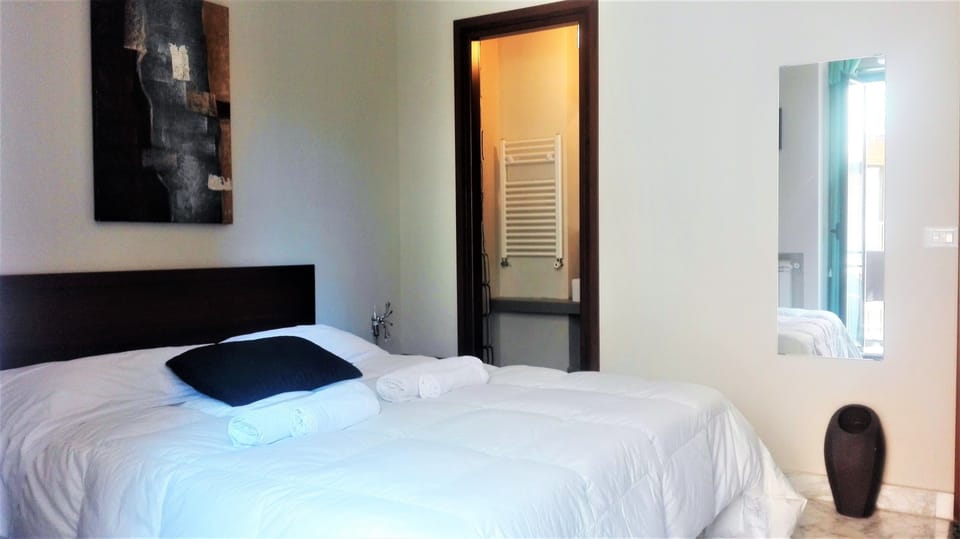 Business Double Room, Balcony | Desk, blackout drapes, soundproofing, free WiFi
