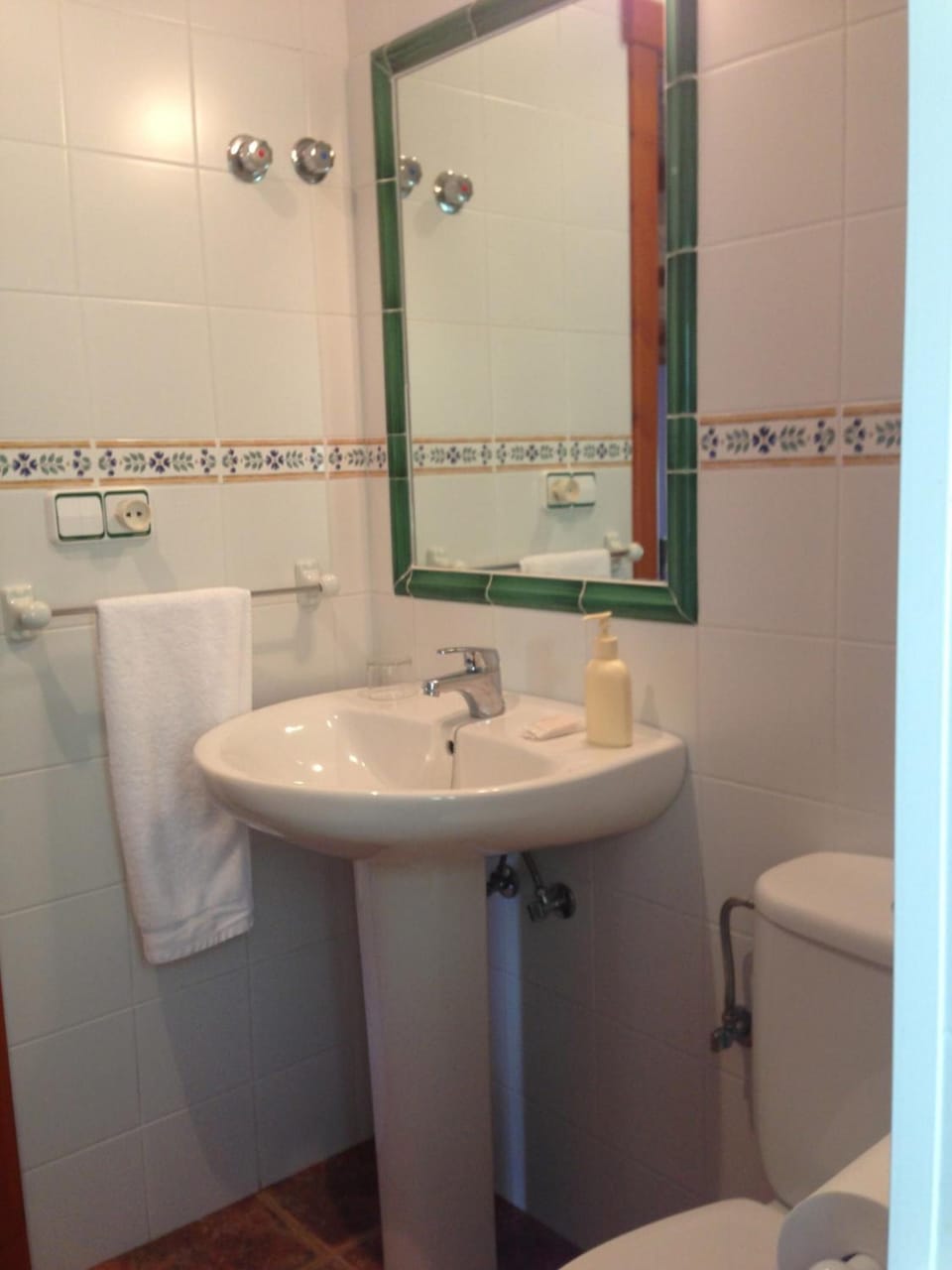 Shower, rainfall showerhead, free toiletries, hair dryer