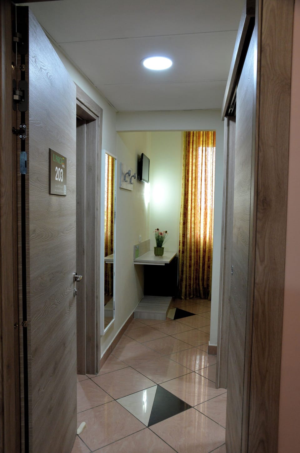 Quadruple Room | Desk, blackout drapes, soundproofing, WiFi (free)