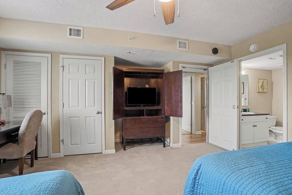 Bedroom 3 with 2 Queen Size Beds and TV
