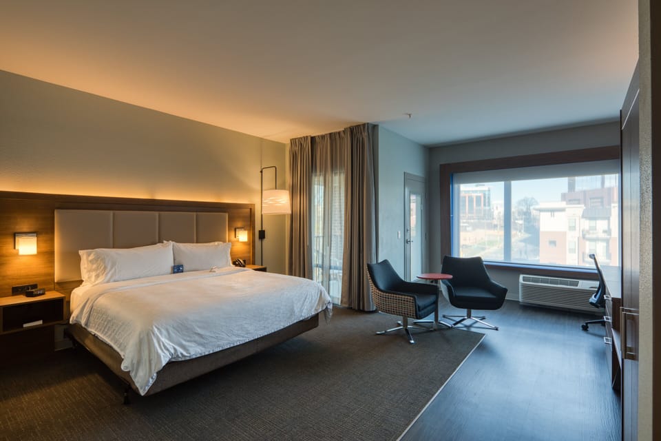 Premium bedding, in-room safe, desk, laptop workspace