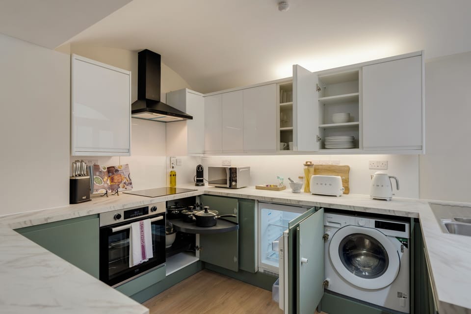 City Apartment, 3 Bedrooms | Private kitchen | Fridge, microwave, oven, stovetop