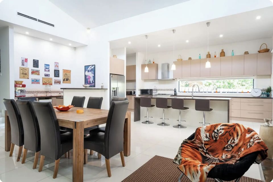 Open plan dining, kitchen, bar
