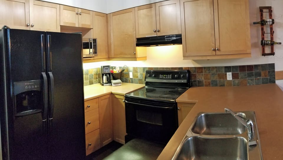 Kitchen - Fridge (w ice/water), stove, dishwasher, microwave, coffee/tea makers