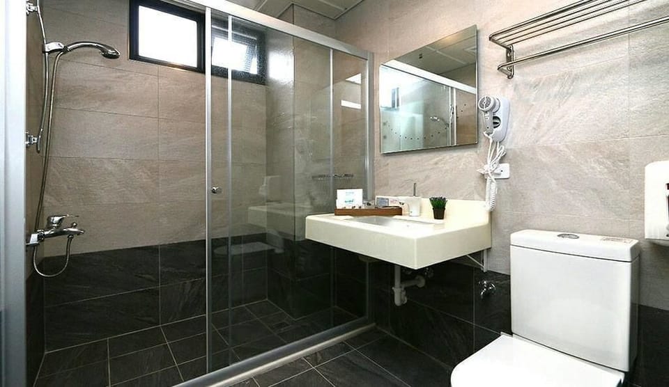 Shower, rainfall showerhead, free toiletries, hair dryer