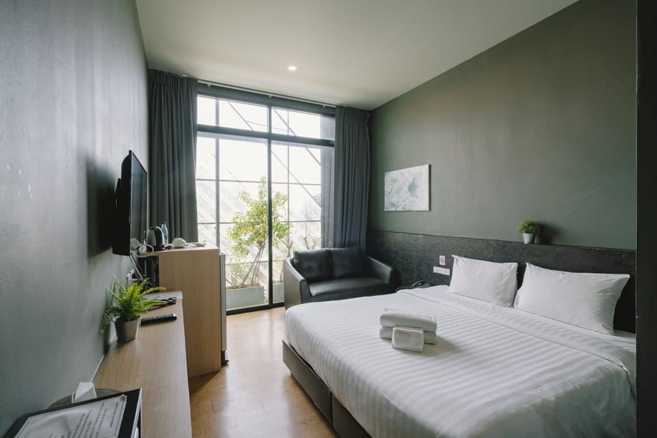 Deluxe Room, 1 Bedroom, Non Smoking | Desk, blackout drapes, free WiFi, bed sheets