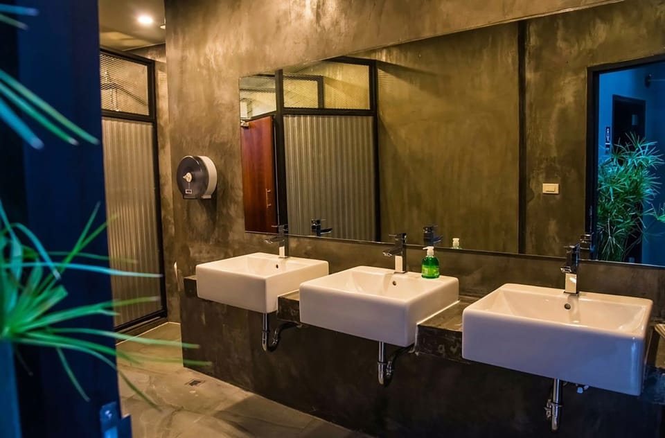 Comfort Loft, Mixed Dorm | Bathroom | Shower, rainfall showerhead, free toiletries, bidet