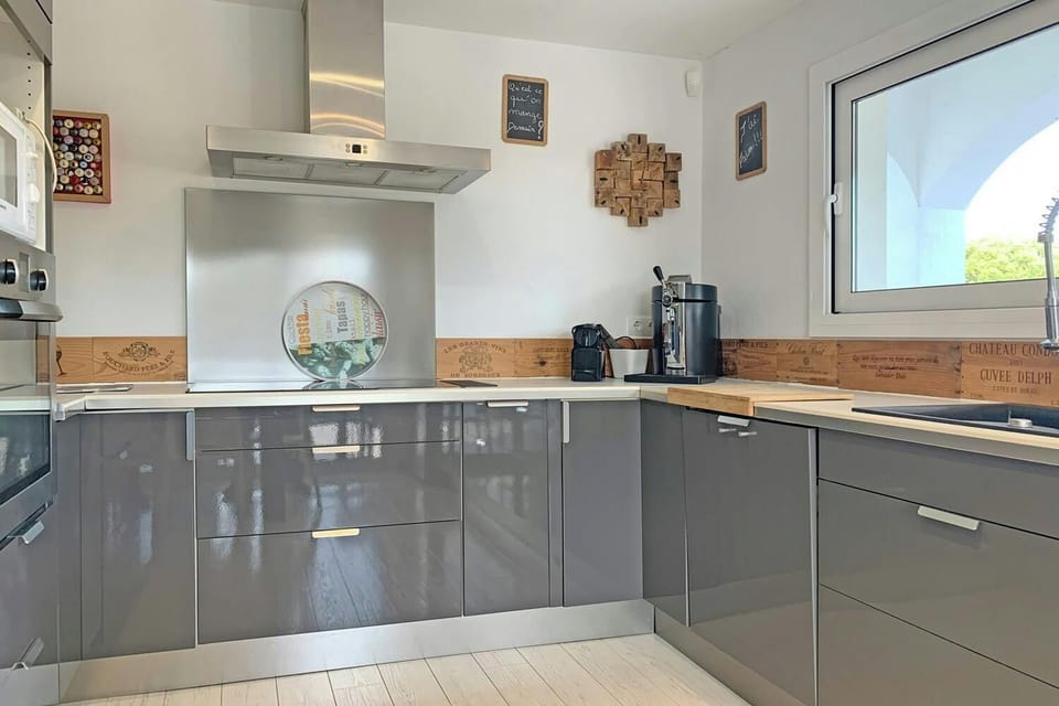 Overview of the kitchen.