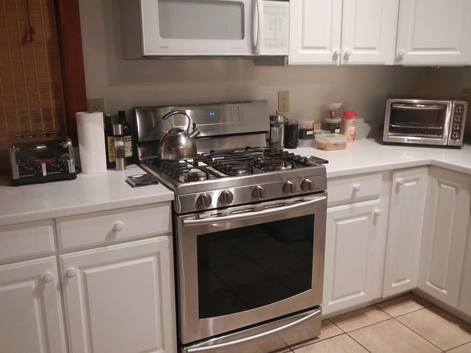 Large kitchen with NEW Samsung 5-burner stove with grill and food warmer.