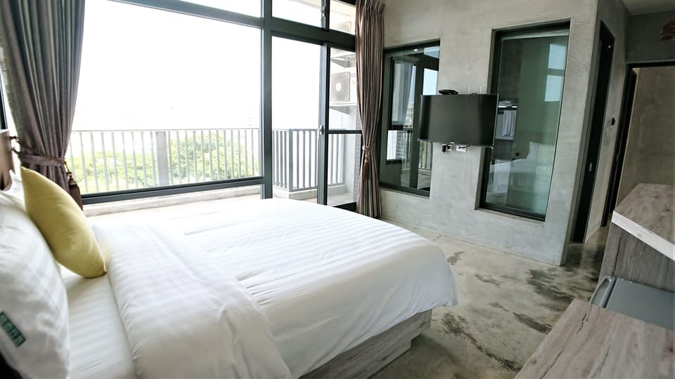 Standard Double Room, 1 Double Bed, Non Smoking | Premium bedding, down comforters, memory foam beds, desk