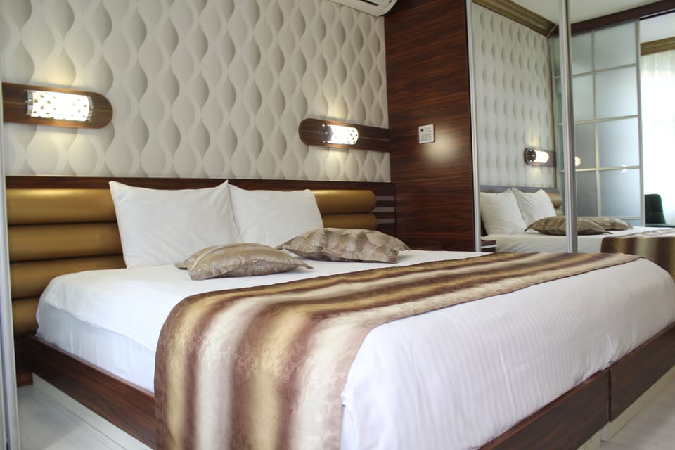 Standard Double or Twin Room, Mountain View | In-room safe, desk, soundproofing, free cribs/infant beds