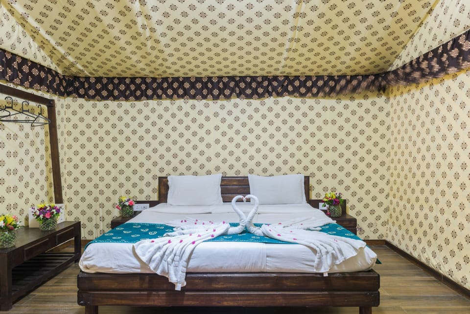 Premium Tent, 1 Double Bed | Laptop workspace, free WiFi, bed sheets, wheelchair access