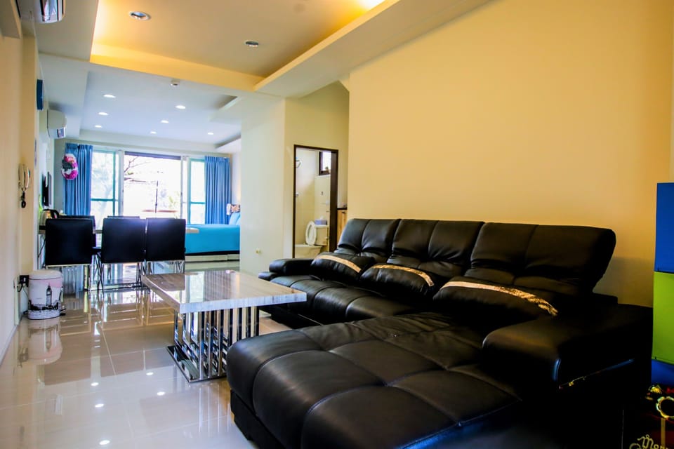 Family Double Room, 1 King Bed, Non Smoking | Desk, free WiFi, bed sheets