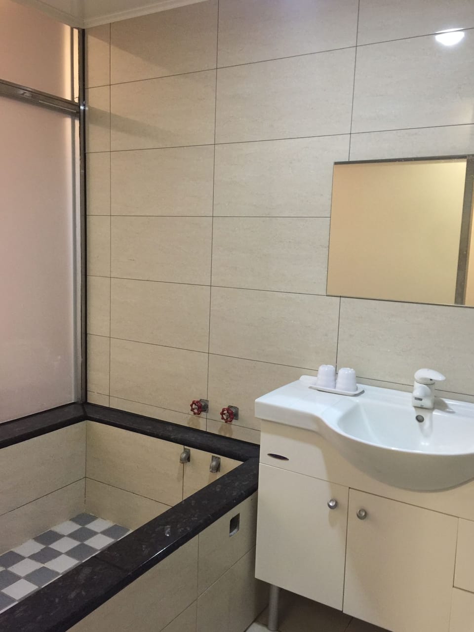 Elite Double Room, 1 Double Bed, Non Smoking | Bathroom | Combined shower/tub, free toiletries, hair dryer, slippers