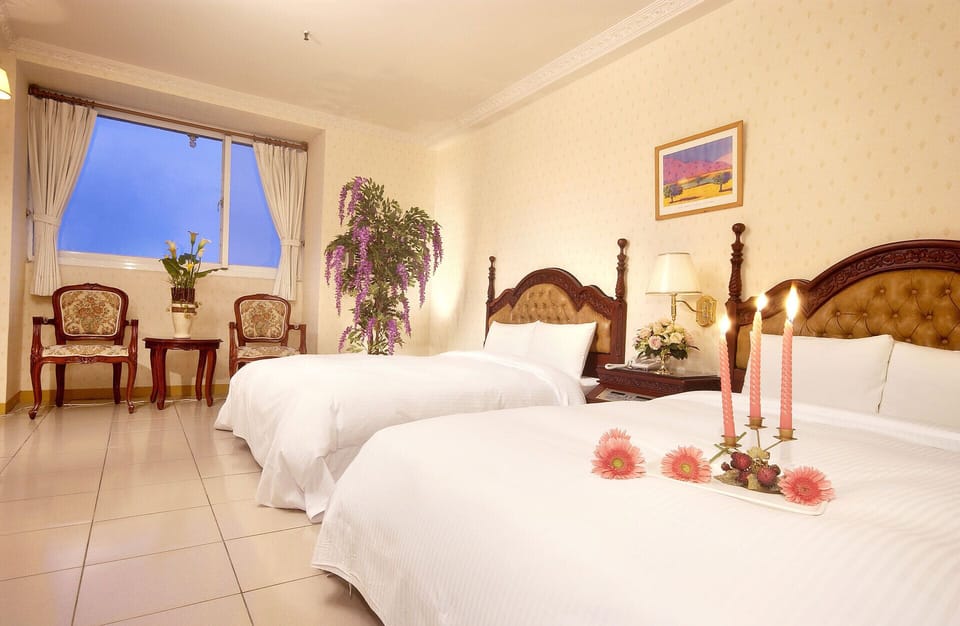 Family Room | Desk, blackout drapes, free WiFi, bed sheets