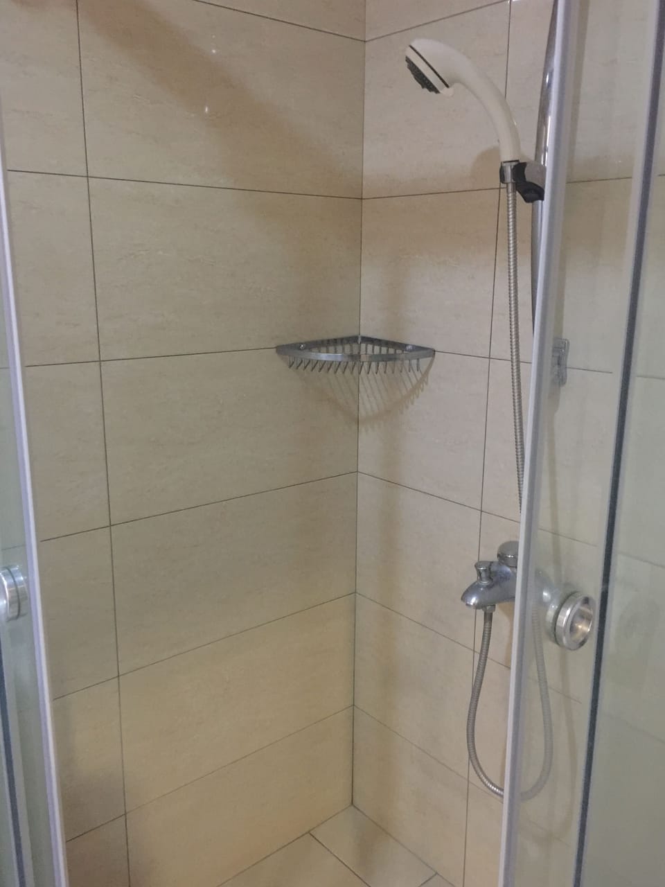 Elite Double Room, 1 Double Bed, Non Smoking | Bathroom | Combined shower/tub, free toiletries, hair dryer, slippers