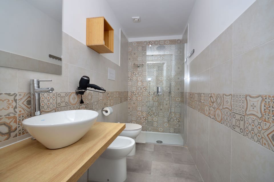 Shower, rainfall showerhead, free toiletries, hair dryer