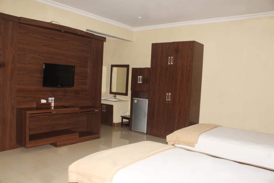 Desk, rollaway beds (surcharge), bed sheets