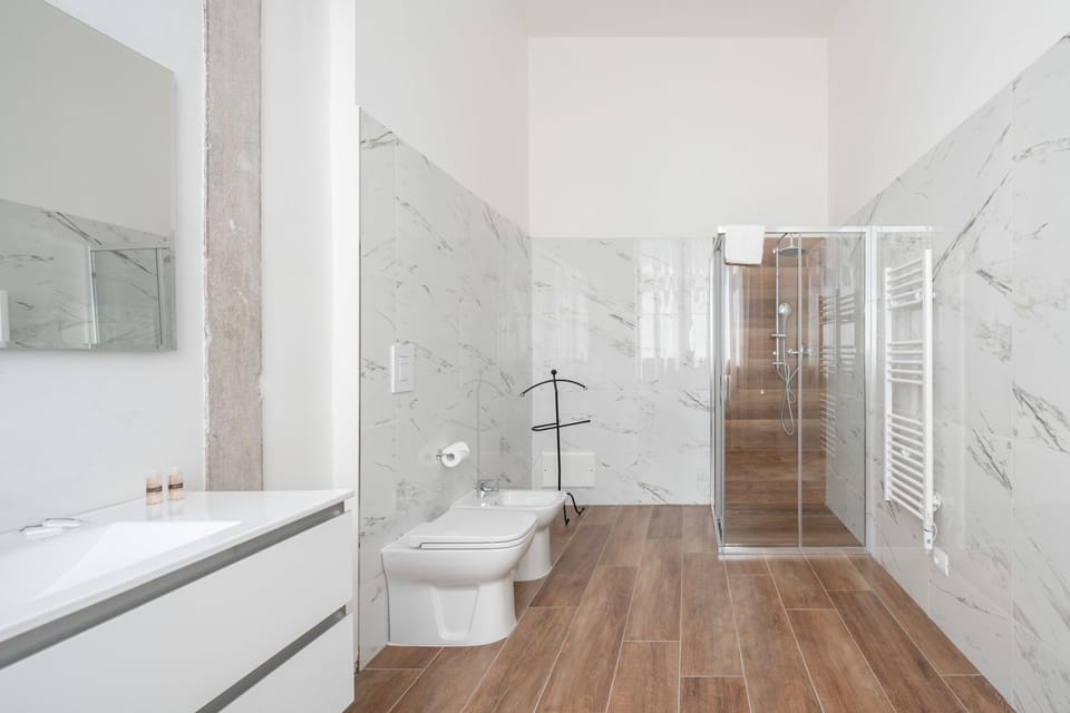 Standard Double Room, 1 King Bed, Canal View | Bathroom | Shower, rainfall showerhead, hair dryer, towels