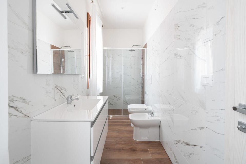 Superior Suite | Bathroom | Shower, rainfall showerhead, hair dryer, towels