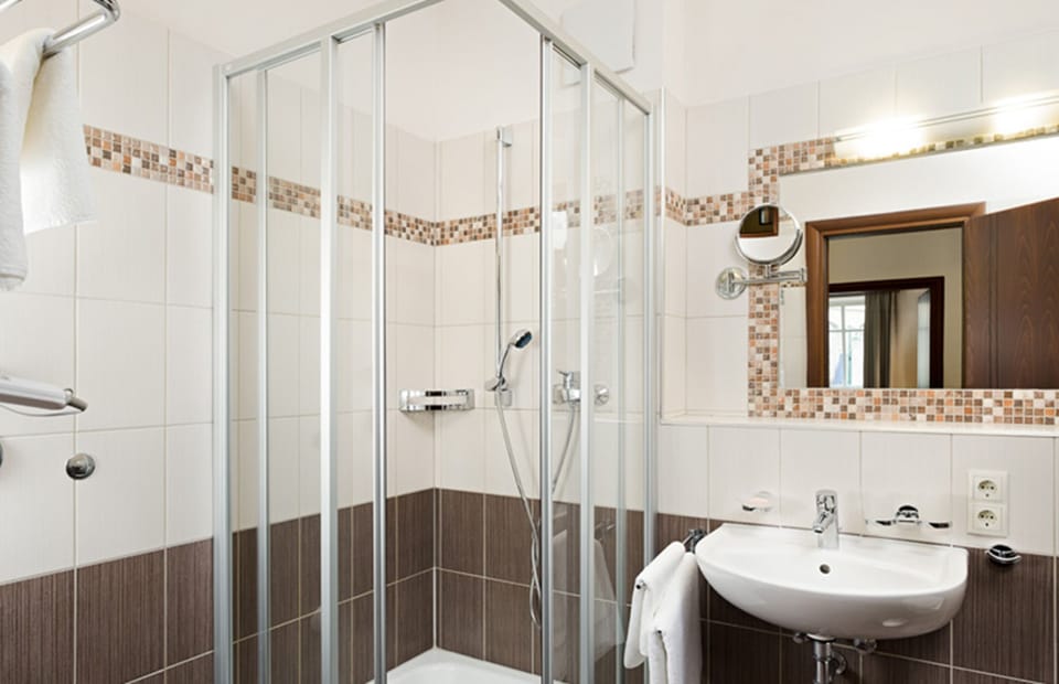 Shower, free toiletries, hair dryer, towels