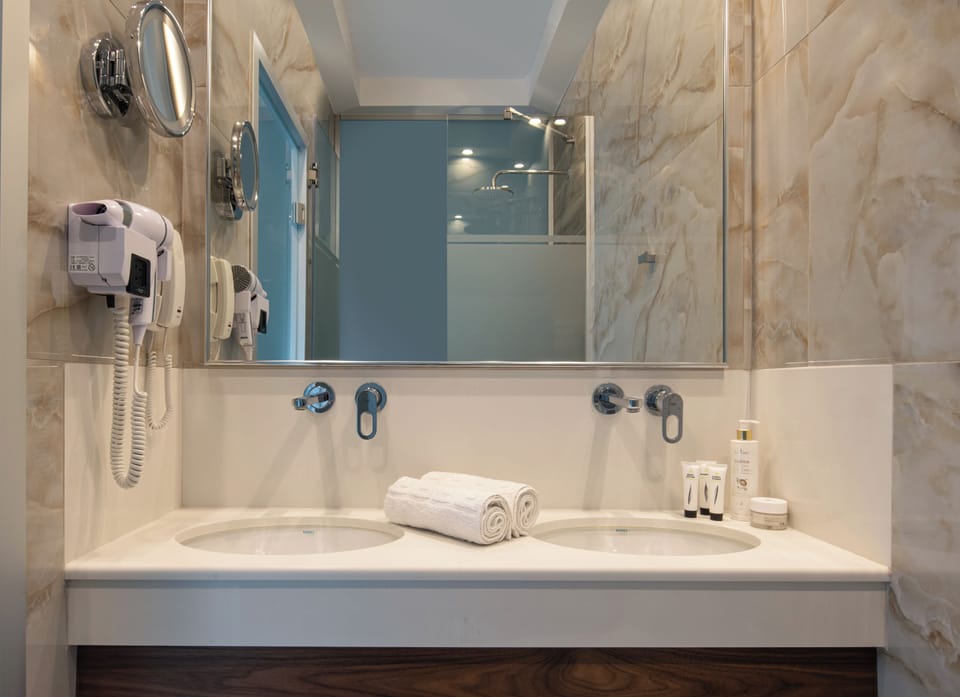 Junior Suite | Bathroom | Shower, hair dryer, bathrobes, towels